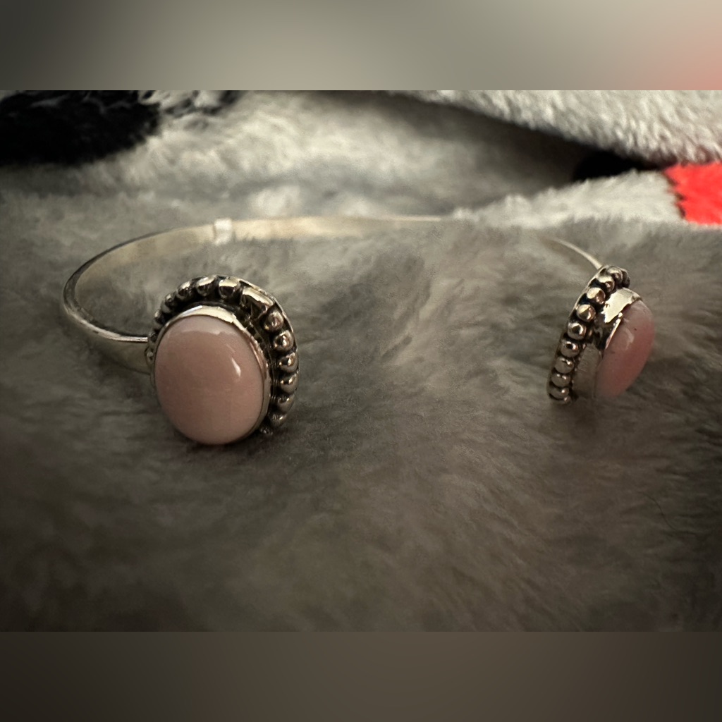 Navajo Sterling Silver Cuff Bracelet Featuring A Pink Conch Shell Stone Sz 6.5